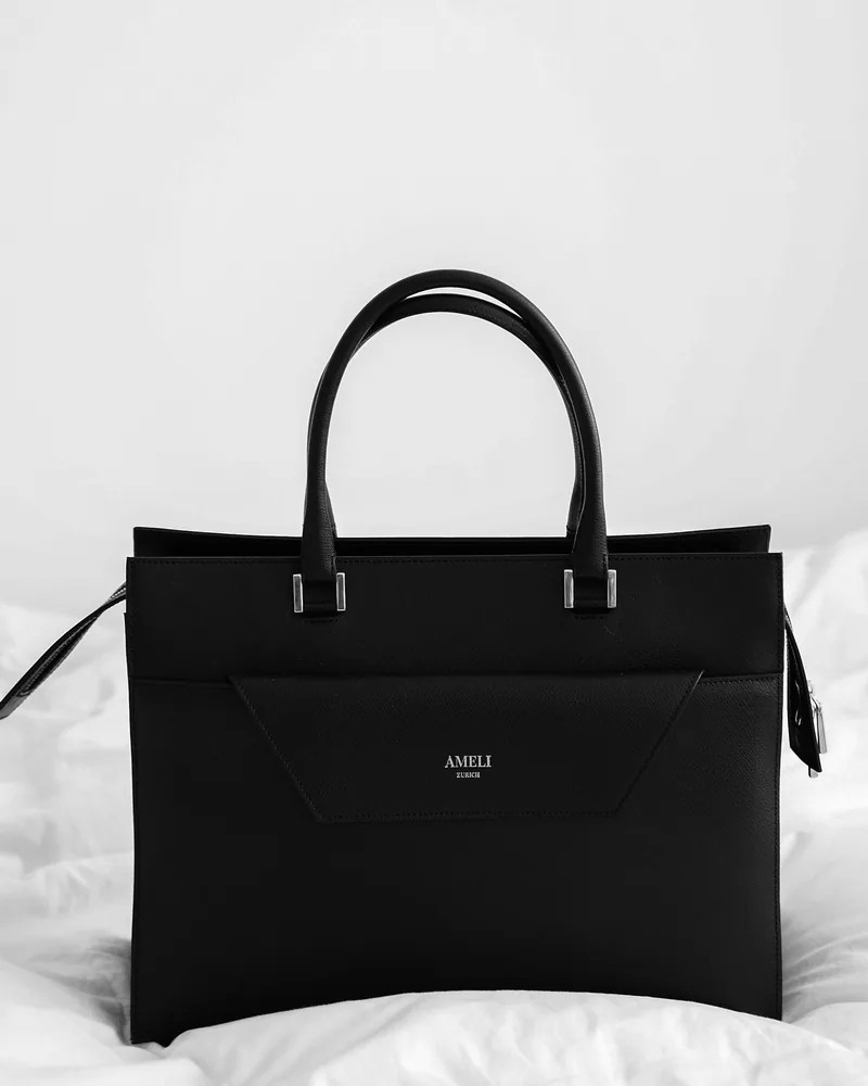 Louis Vuitton Capucines MM, Black
