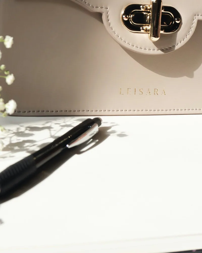 Dior 30 Montaigne Top Handle, base