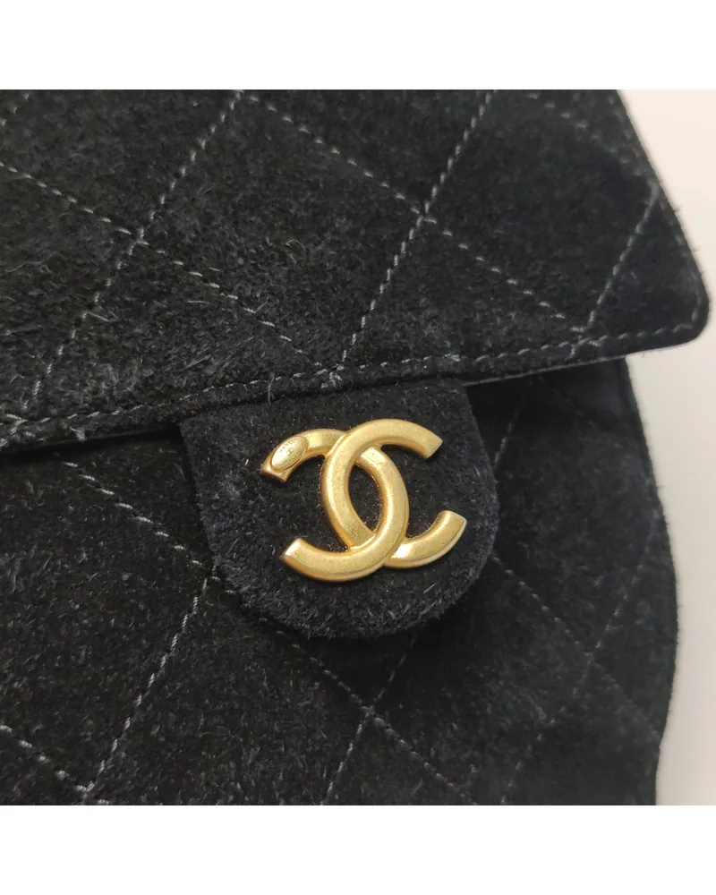 Chanel 25 Bag Small, close up light wear on the hardware