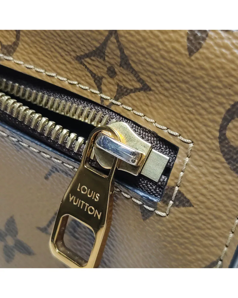 Louis Vuitton Pochette Métis MM, close up moderate wear on the zip