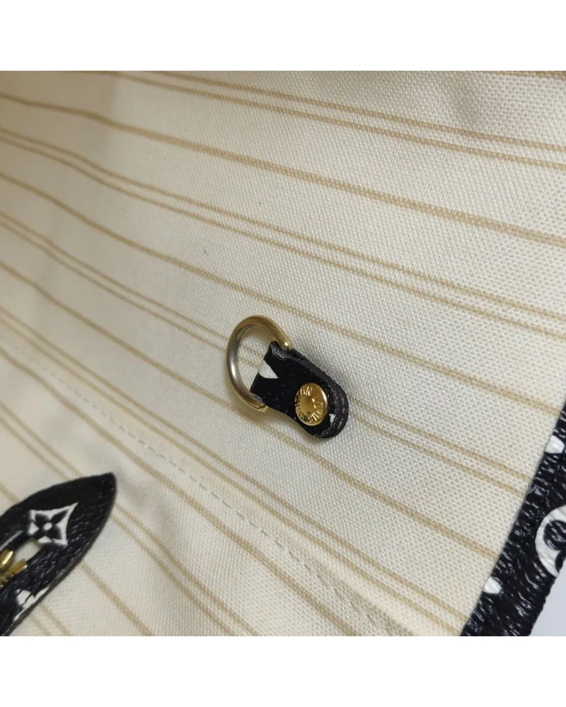 Louis Vuitton Neverfull MM with Pouch, close up light wear on the lining