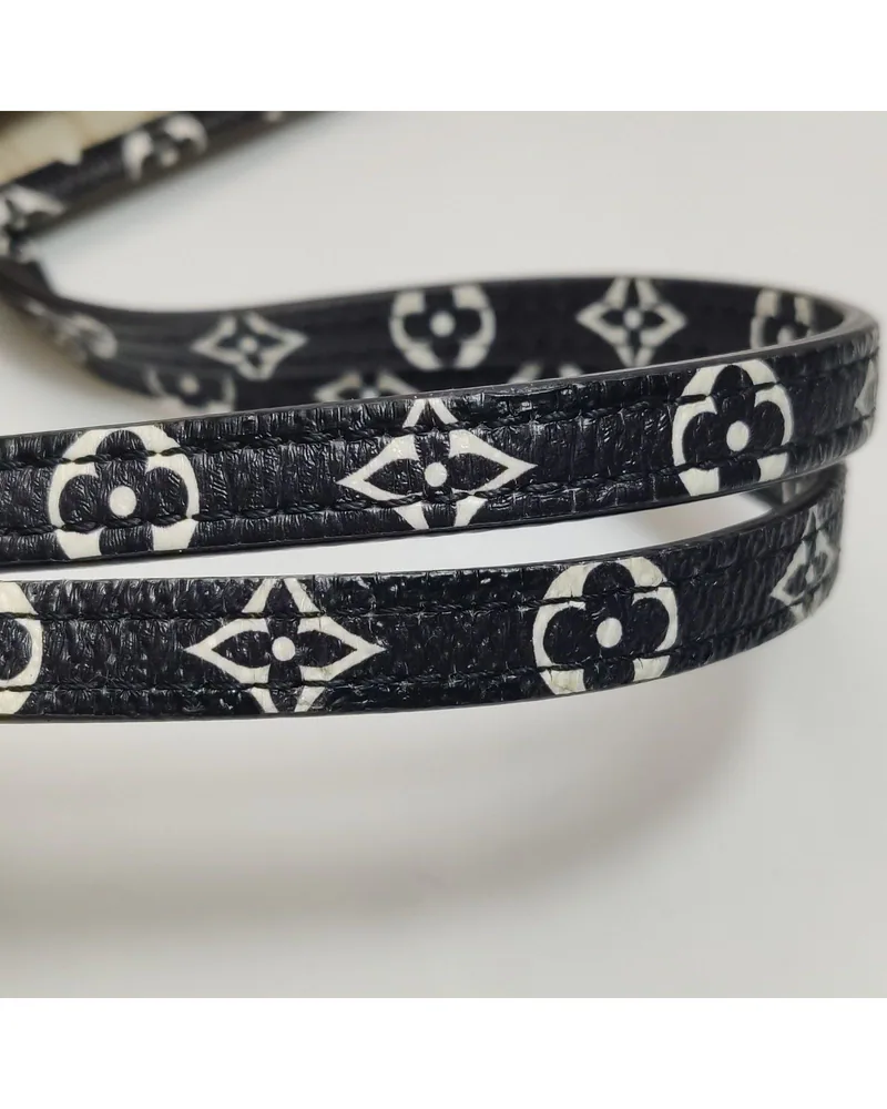 Louis Vuitton Neverfull MM with Pouch, close up light wear on the strap