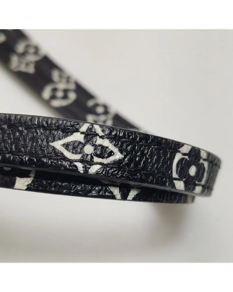 Louis Vuitton Neverfull MM with Pouch, close up light wear on the strap