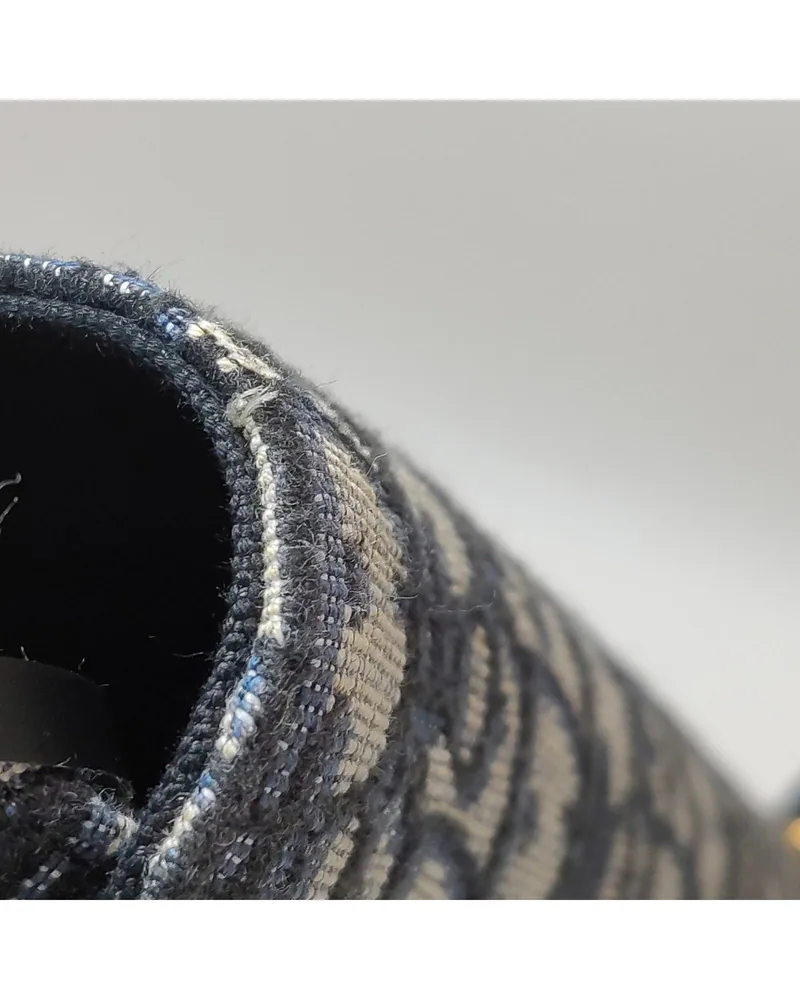 Dior 30 Montaigne, close up light wear on the flap and the corners
