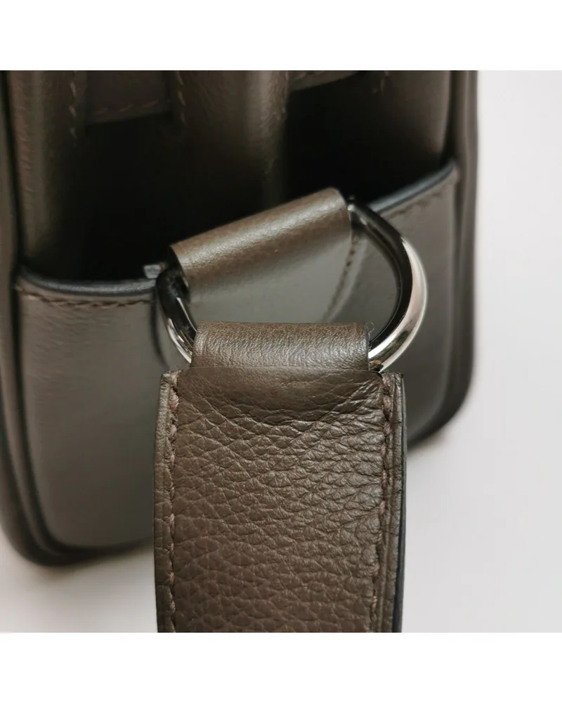 Hermès Kelly Messenger Small, close up light wear on the strap