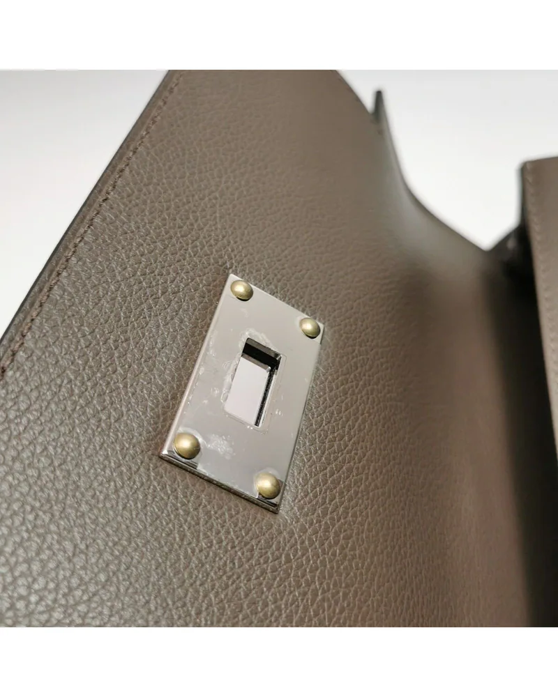 Hermès Kelly Messenger Small, close up light wear on the hardware