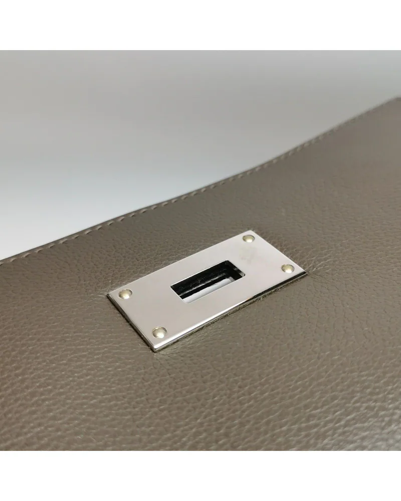 Hermès Kelly Messenger Small, close up light wear on the hardware