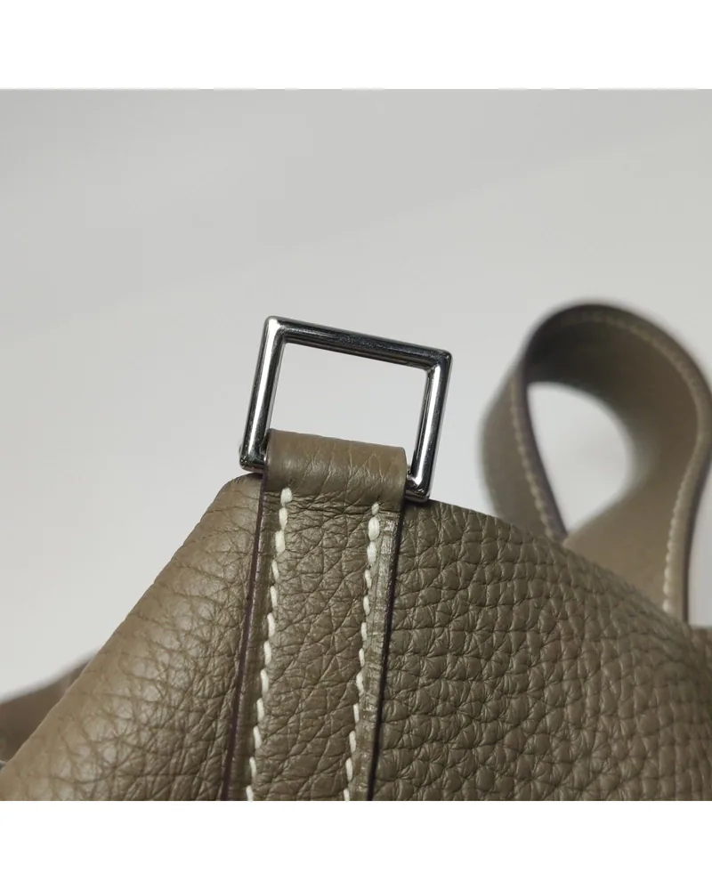 Hermès Picotin Lock 22, close up moderate wear on the hardware