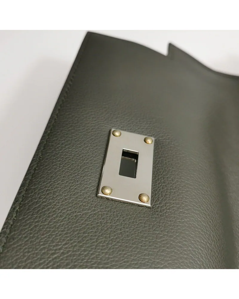 Hermès Kelly Messenger Small, close up light wear on the hardware