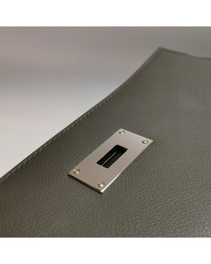 Hermès Kelly Messenger Small, close up light wear on the hardware