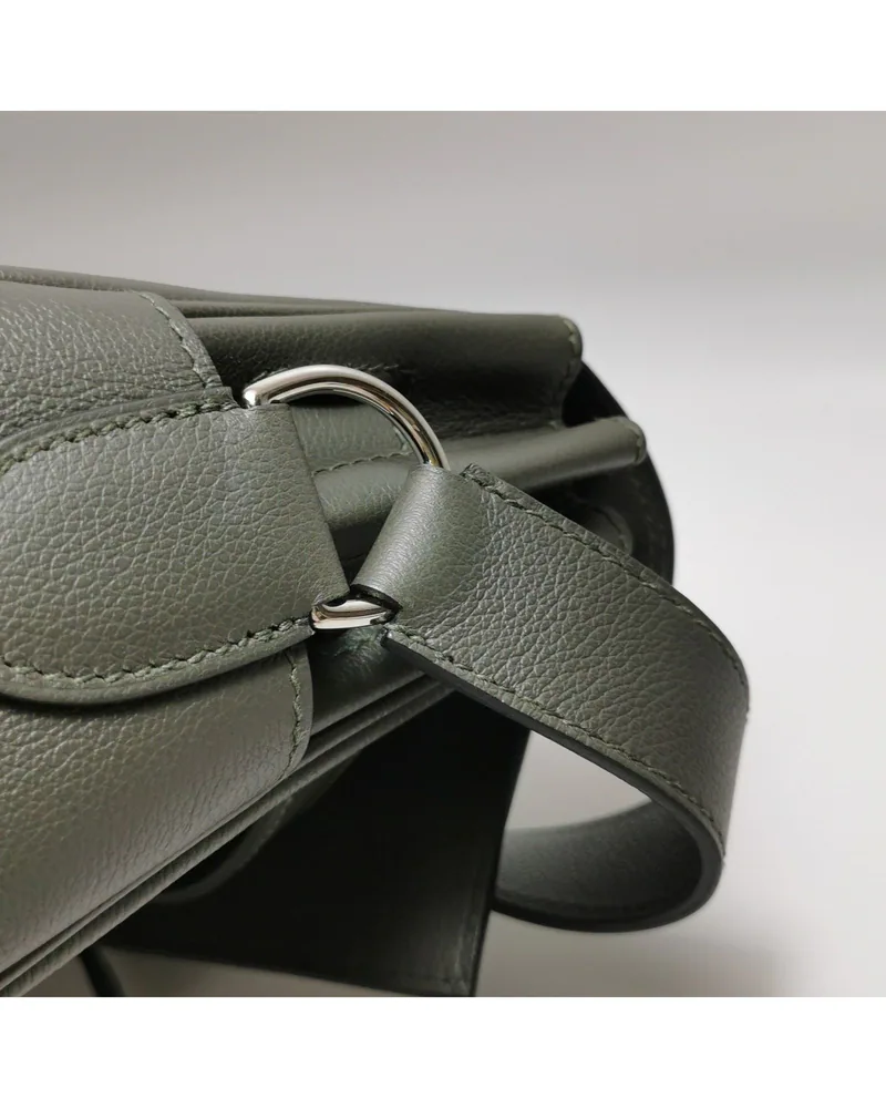 Hermès Kelly Messenger Small, close up light wear on the strap