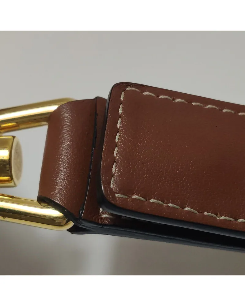 Celine Ava, close up light marks on the strap