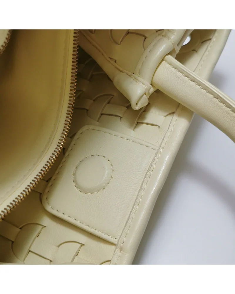Bottega Veneta Andiamo Small, close up light marks on the lining
