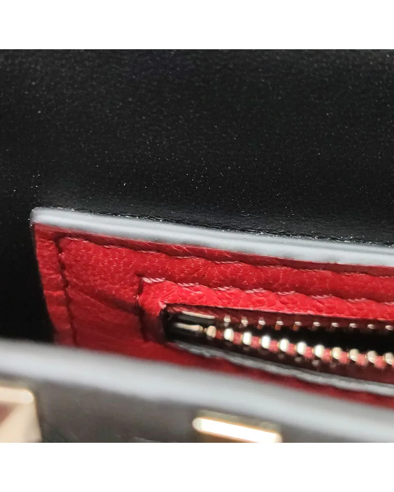 Valentino Rockstud Medium, close up light wear on the lining