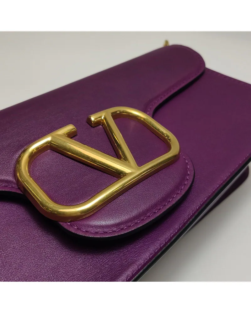 Valentino Locò, close up light wear on the hardware
