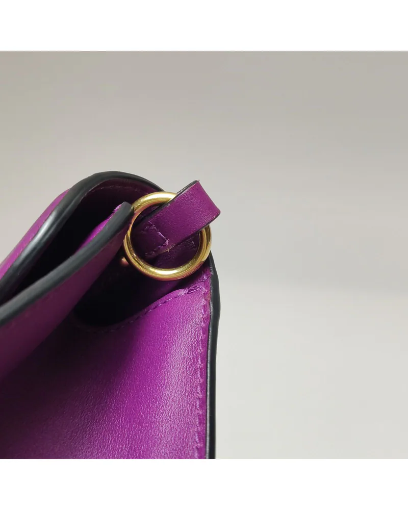 Valentino Locò, close up light wear on the hardware