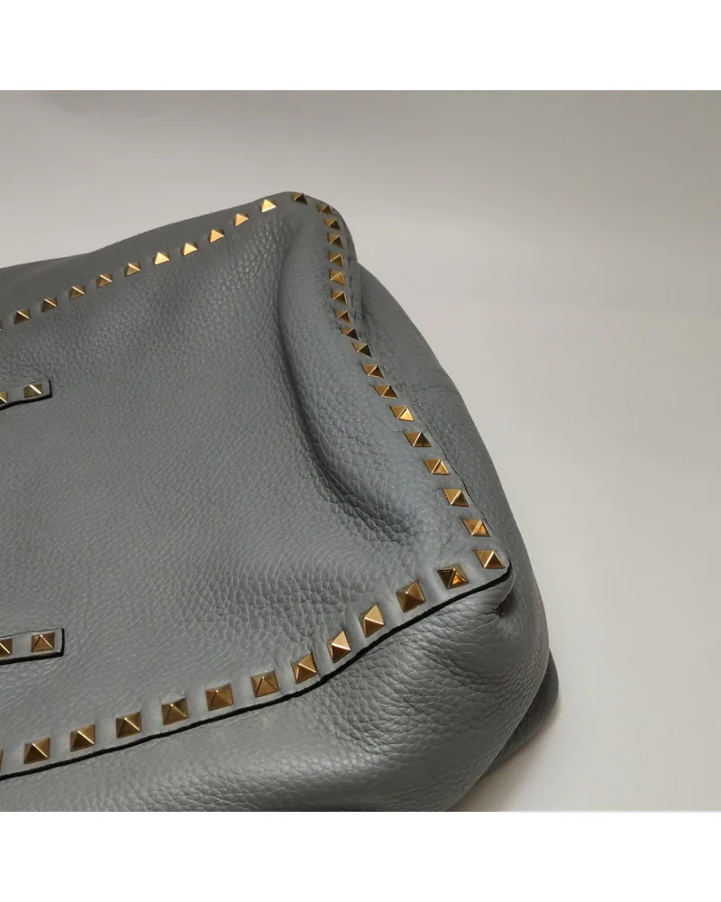 Valentino Rockstud Reversible, close up light wrinkles on the body
