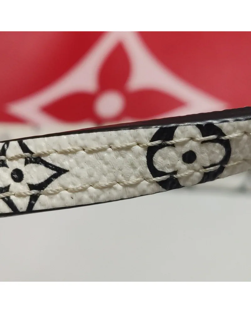 Louis Vuitton Neverfull MM, Giant Monogram, close up light wear on the strap