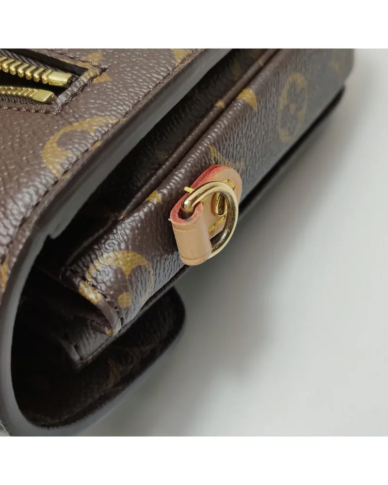 Louis Vuitton Pochette Métis MM, close up light wear on the hardware