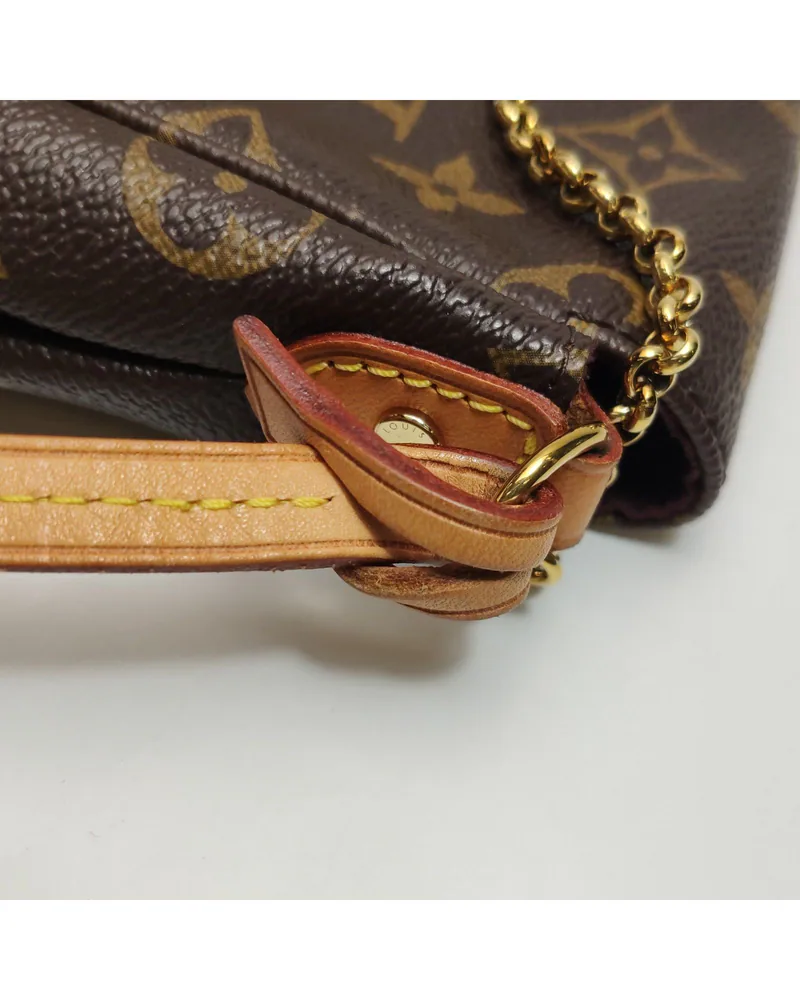 Louis Vuitton Favorite MM, close up light wear on the strap