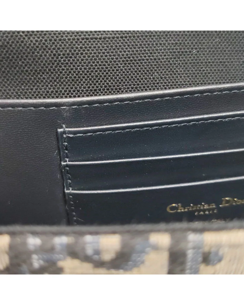 Dior 30 Montaigne, D-Vine, close up light marks on the lining