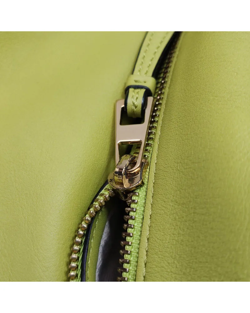 Loewe Puzzle, close up moderate wear on the zip