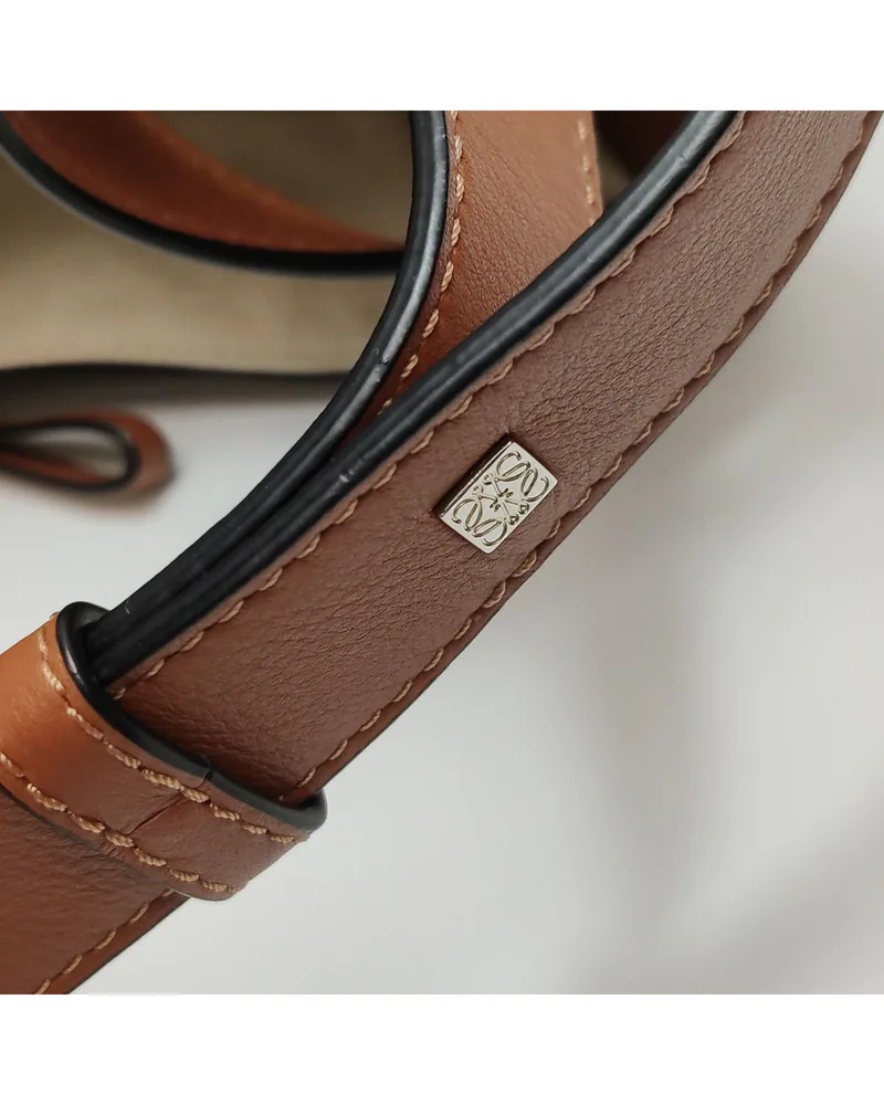 Loewe Hammock Small, close up light wear on the hardware