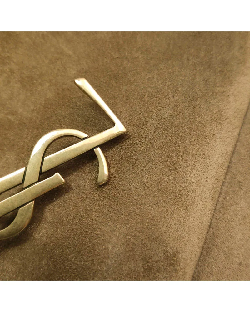 Saint Laurent Le 5 à 7 Baby, close up light wear on the logo