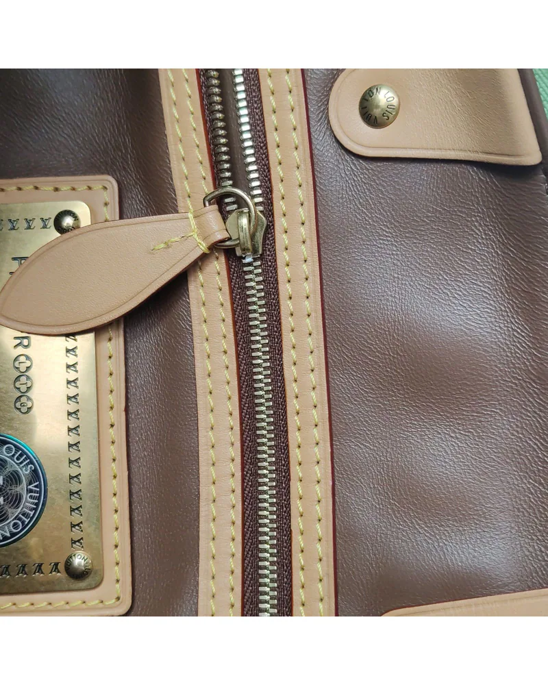 Louis Vuitton Speedy P9 Bandoulière 30, close up light marks on the lining