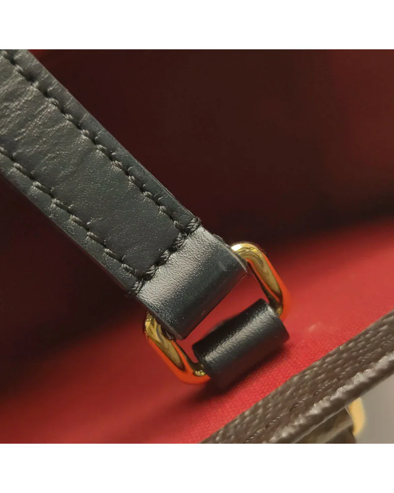 Louis Vuitton OnTheGo MM, Giant Monogram, close up light wear on the strap