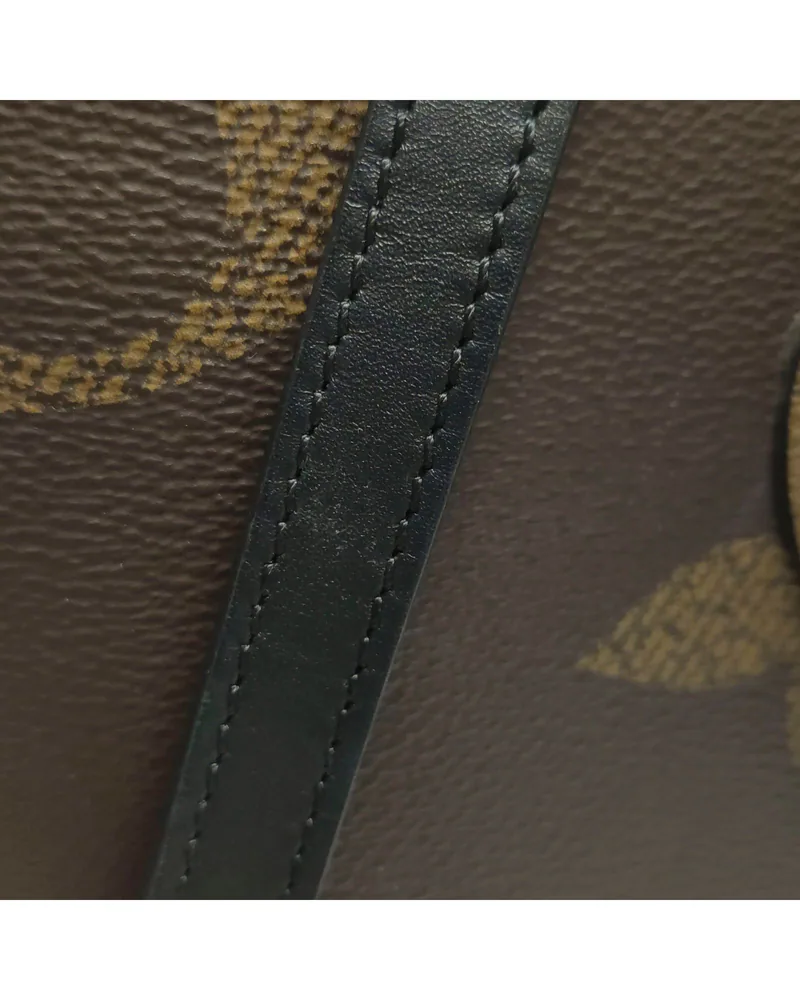 Louis Vuitton OnTheGo MM, Giant Monogram, close up light marks on the strap