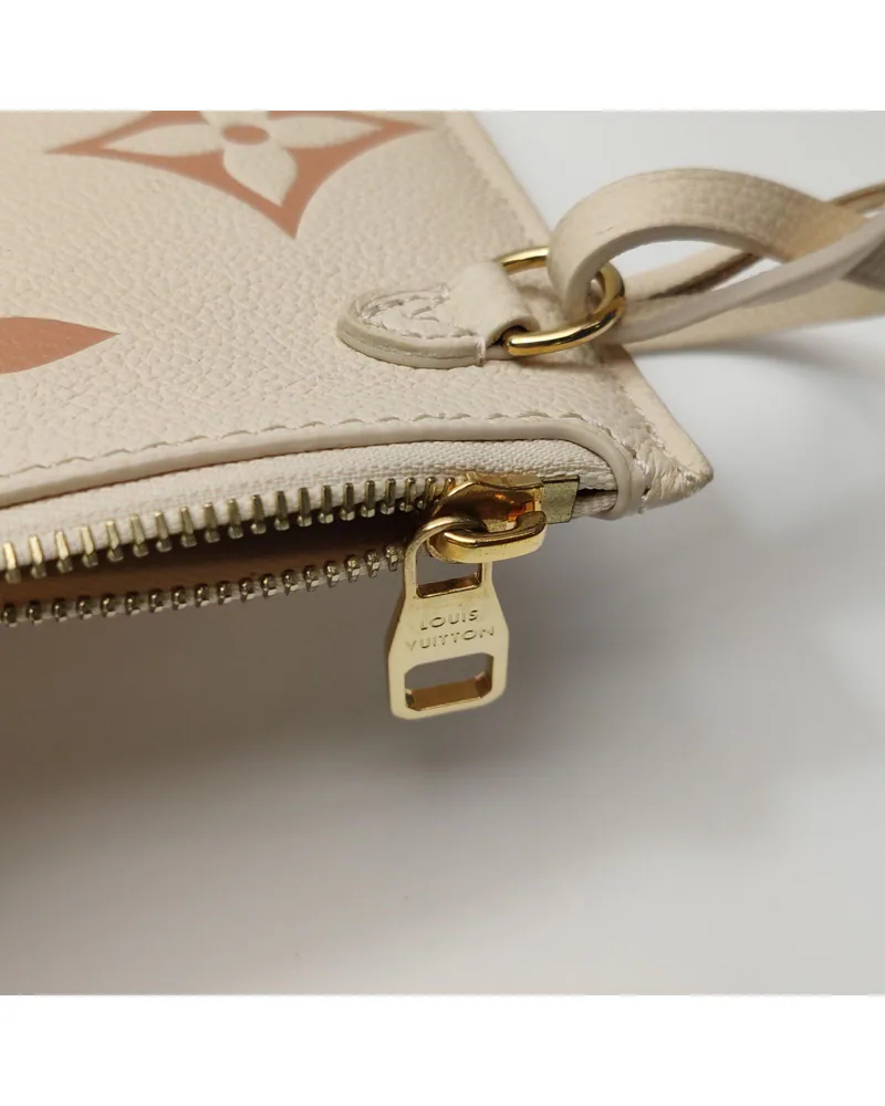 Louis Vuitton Neverfull MM, Giant Monogram, close up light wear on the hardware