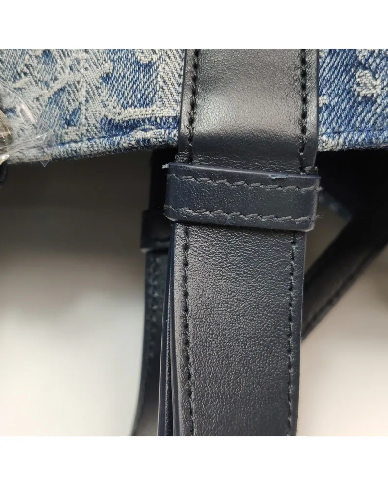 Dior Toujours Medium, close up light wear on the strap