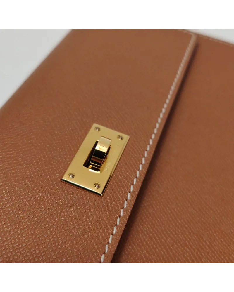 Hermès Kelly Pocket, close up light wear on the hardware