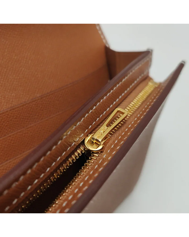 Hermès Kelly Pocket, close up light wear on the hardware