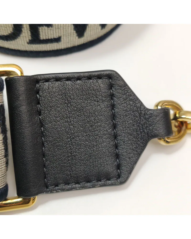 Loewe Amazona 23, close up light wear on the strap